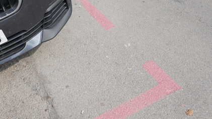 Zona vermella d'aparcament (gratuïta 24 h residents) als carrers d'accés al Port