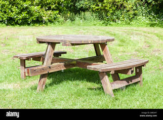 mesa-de-picnic-de-madera-redondo-y-sentarse-en-la-hierba-en-un-country-park-nottinghamshire-inglaterra-reino-unido-e8r3ht.jpg